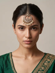Model Wearing Antique Kundan Maang Tikka