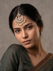 Model Wearing Antique Victorian Oversized Kundan Maang Tikka – Front Bridal Look