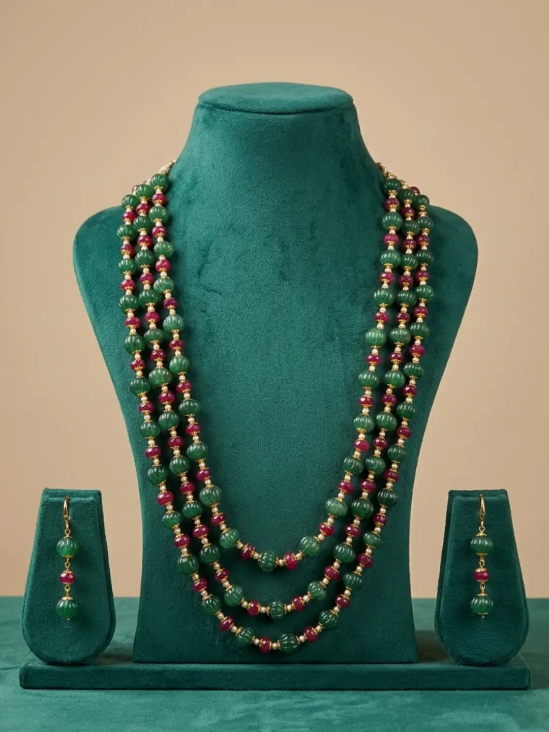 Red and green beaded jewellery set with matching drop earrings, suitable for sarees, lehengas and traditional Indian wedding outfits.

